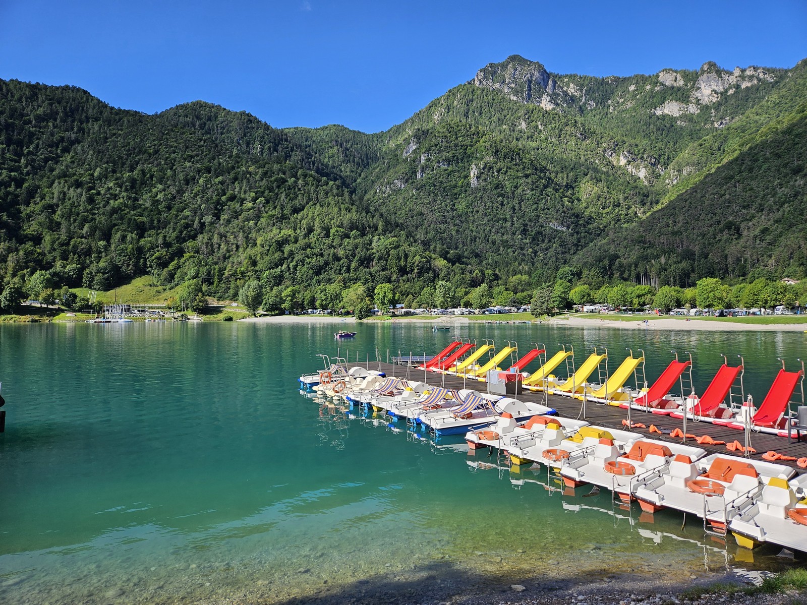 Attività all’aria aperta sul Lago di Ledro tra bici, escursioni e sport